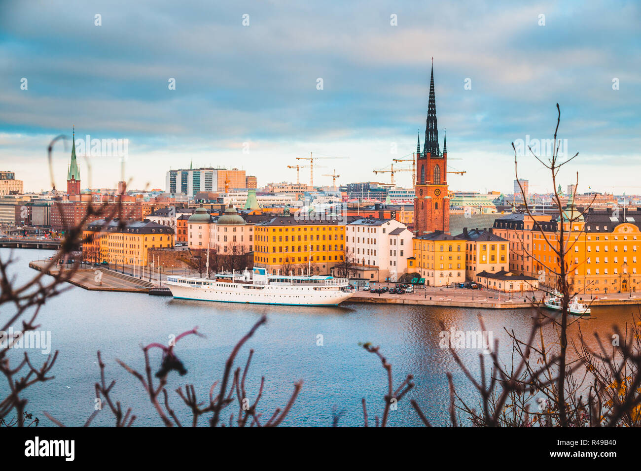 La vue classique du centre-ville de Stockholm avec Riddarholmen célèbre à Gamla Stan dans la belle lumière du matin, d'or, Sodermalm Stockholm, Suède centrale Banque D'Images