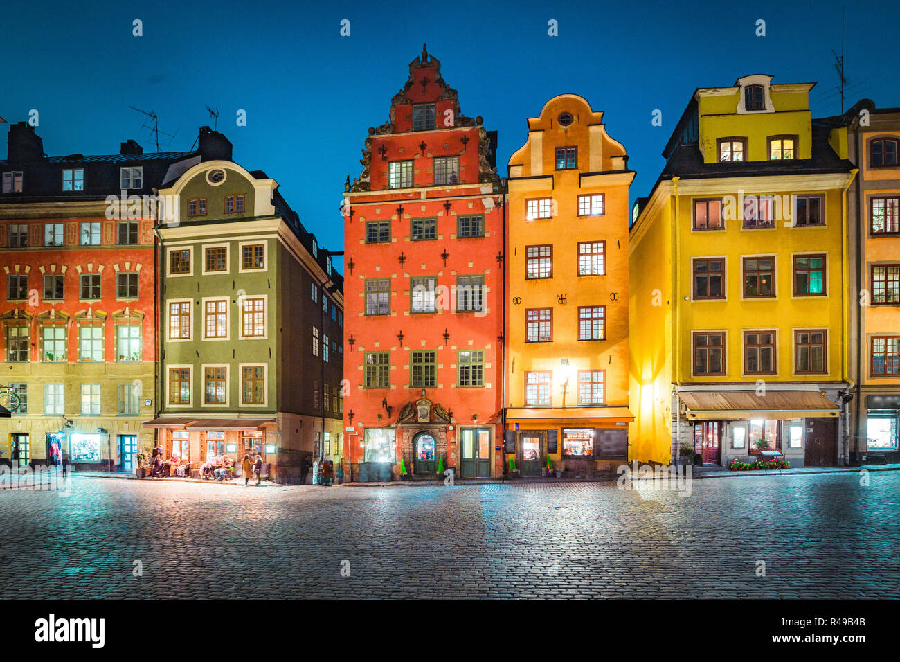 L'affichage classique de maisons colorées à la place Stortorget célèbre dans le quartier historique de Stockholm, Gamla Stan (vieille ville) la nuit, le centre de Stockholm, Suède Banque D'Images