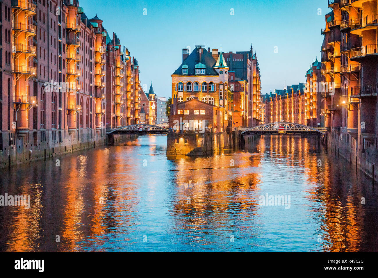 Célèbre quartier des entrepôts de Speicherstadt, Site du patrimoine mondial de l'UNESCO depuis 2015, allumé dans le magnifique crépuscule au crépuscule, Hambourg, Allemagne Banque D'Images
