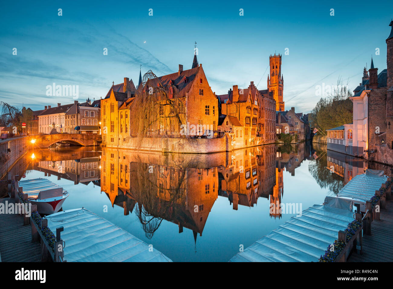 Crépuscule de la ville historique de Bruges pendant l'heure bleue, au crépuscule, en Flandres, Belgique Banque D'Images