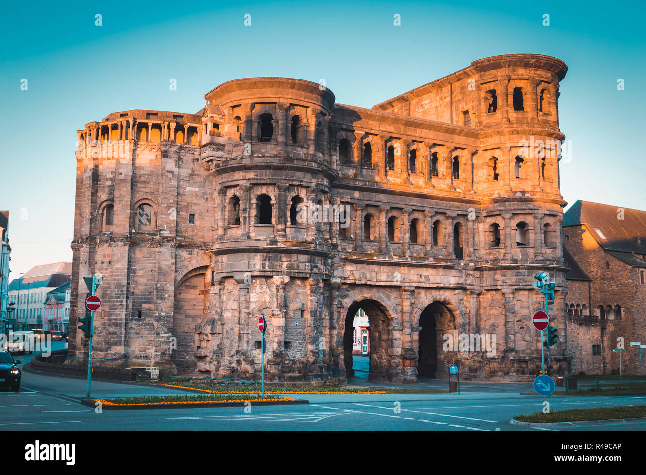 Célèbre Porta Nigra, la plus grande ville romaine gate monument situé au nord des Alpes, dans la belle lumière du matin au lever du soleil d'or, la ville de Trèves, Allemagne Banque D'Images