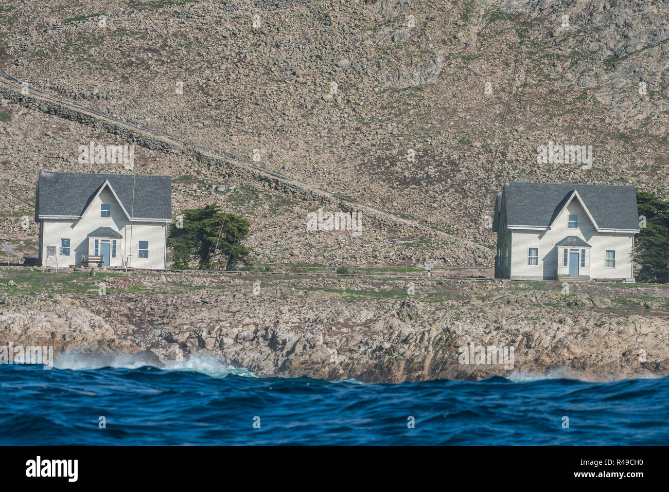 Le seul bâtiment sur les îles Farallon sont ces petites maisons blanches où les scientifiques invités dormir. Banque D'Images