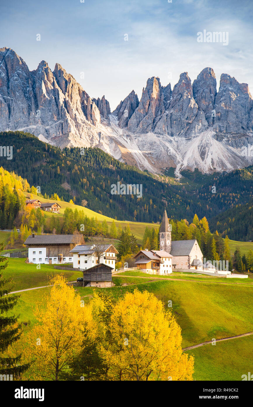 Belle vue sur le paysage de montagne idyllique dans les Dolomites avec le célèbre village de montagne Santa Maddelana belle lumière du soir au coucher du soleil d'or Banque D'Images