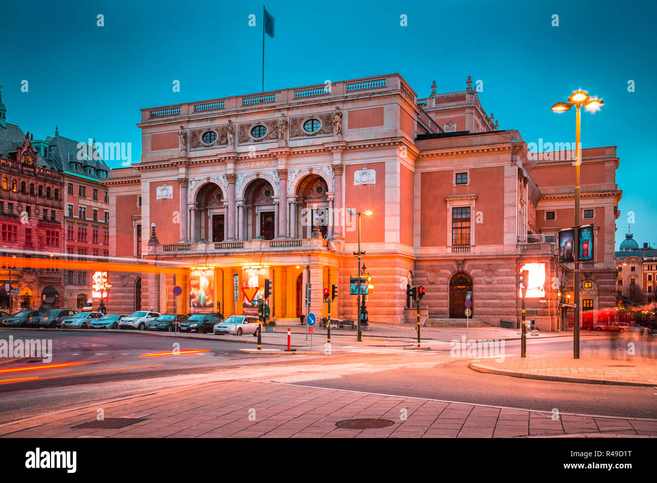Belle vue du célèbre Opéra royal de Suède (Kungliga Operan) dans le centre de Stockholm allumé au crépuscule, en Suède, Scandinavie Banque D'Images