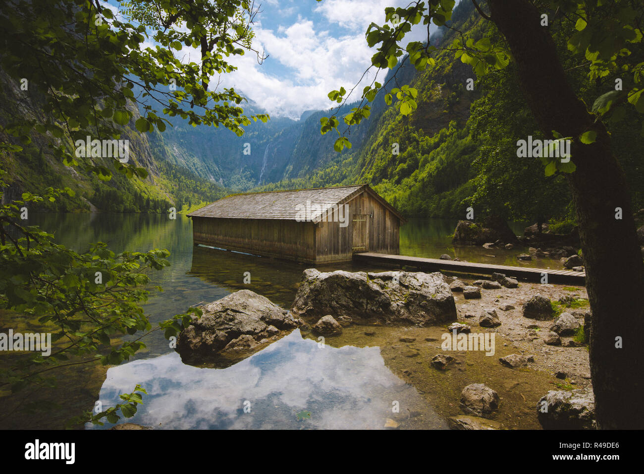 Vue panoramique sur la vieille maison traditionnelle bateau en bois au pittoresque Lac Obersee, sur une belle journée avec ciel bleu et nuages en été, Bavière, Allemagne Banque D'Images
