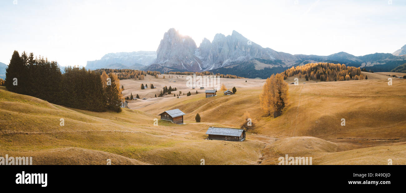 Chalets de montagne en bois traditionnel sur Scenic Alpe di Siusi Dolomites célèbre avec des pics de montagne dans l'arrière-plan au lever du soleil, le Tyrol du Sud, Italie Banque D'Images