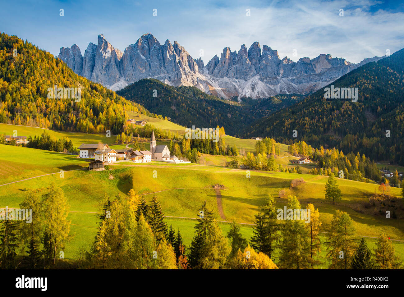 Belle vue sur le paysage de montagne idyllique dans les Dolomites avec célèbre Père Maddelana village de golden lumière du soir au coucher du soleil, le Tyrol du Sud, Italie Banque D'Images