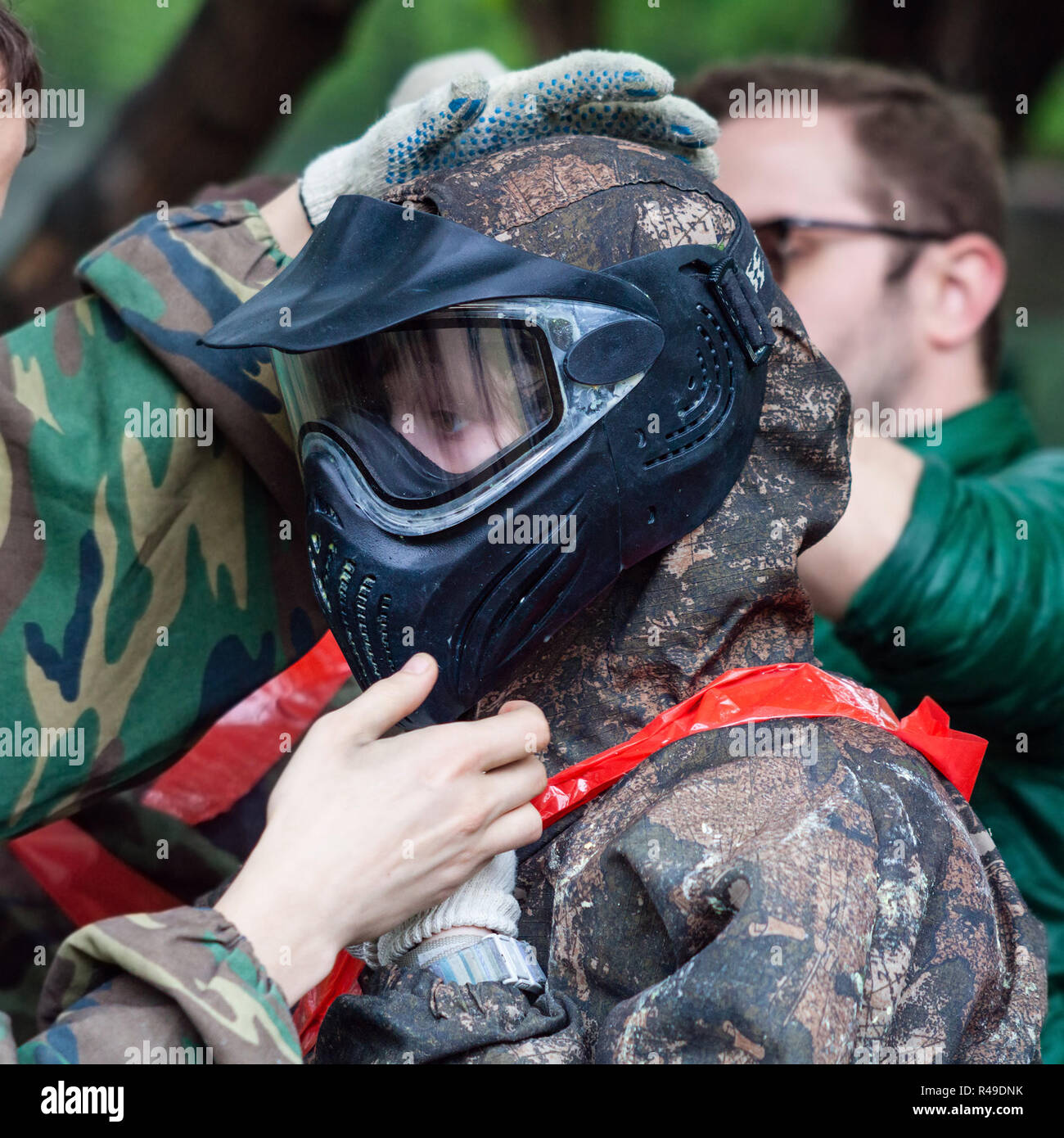 Girl porte masque de protection pour le paintball Photo Stock - Alamy