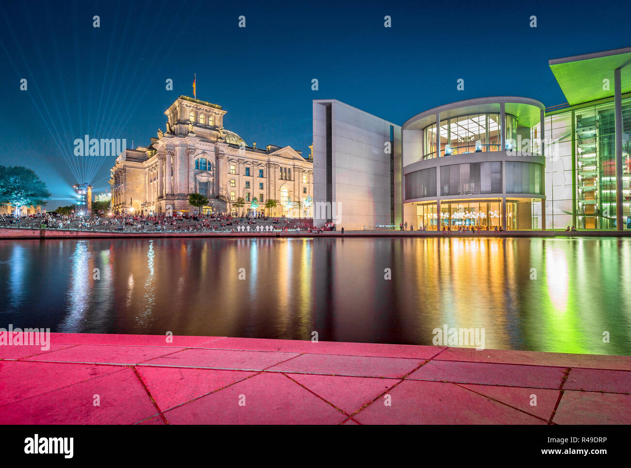 Vue panoramique de crépuscule célèbre quartier du gouvernement de Berlin au cours de la Spree avec blue hour au crépuscule, au centre de Berlin Mitte, Allemagne Banque D'Images