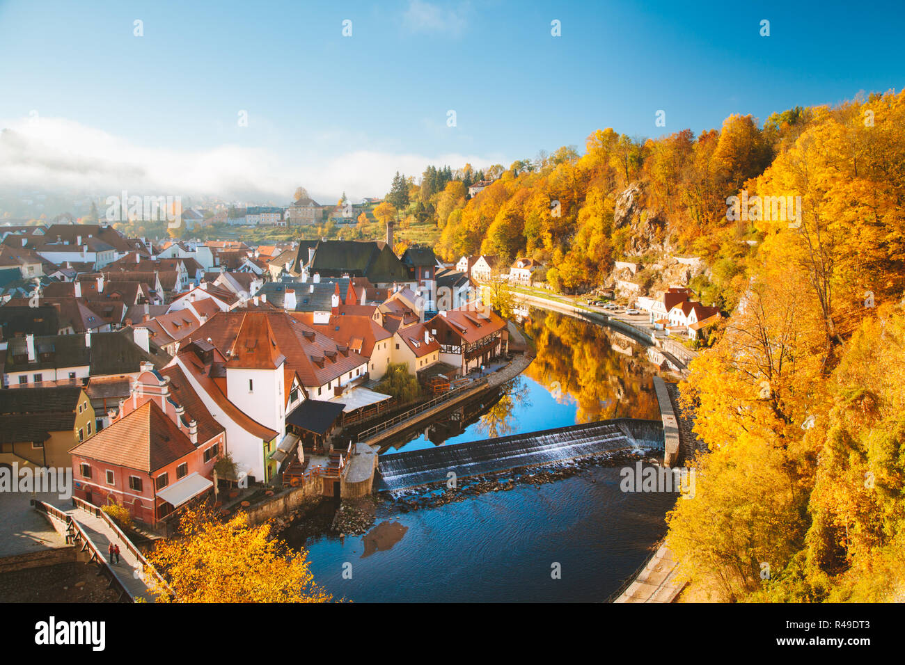 Vue panoramique sur la ville historique de Cesky Krumlov, un site classé au Patrimoine Mondial depuis 1992, dans la belle lumière du matin au lever du soleil d'or Banque D'Images