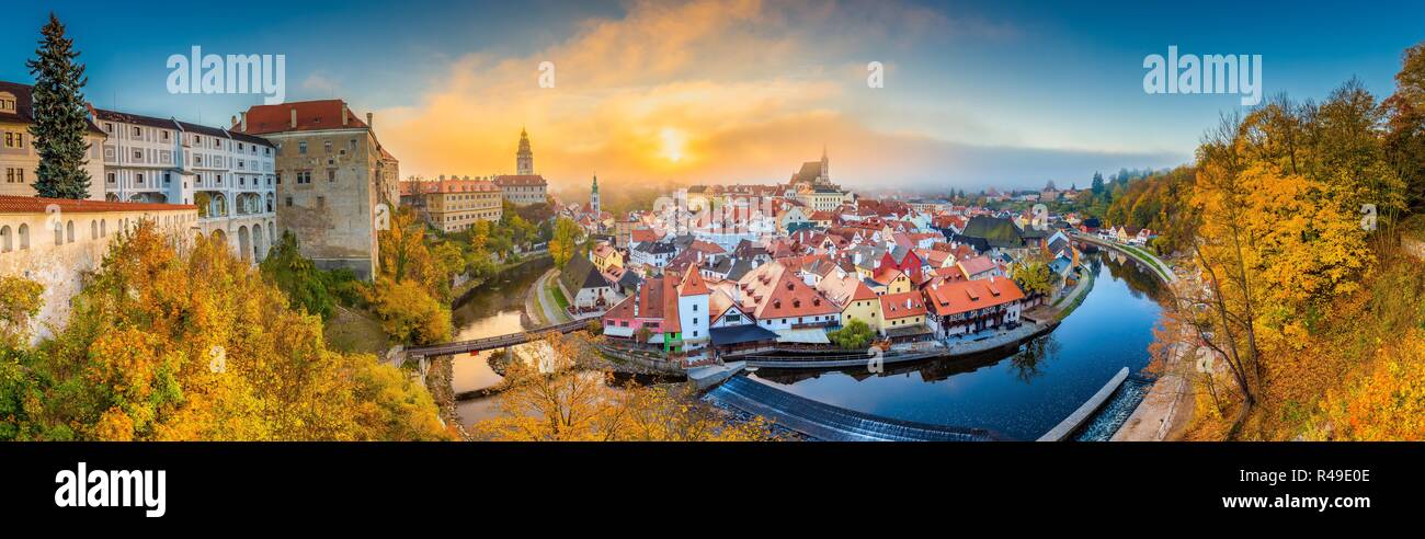 Vue panoramique sur la ville historique de Cesky Krumlov à Cesky Krumlov Castle, célèbre site du patrimoine mondial de l'UNESCO depuis 1992, dans un beau matin l Banque D'Images