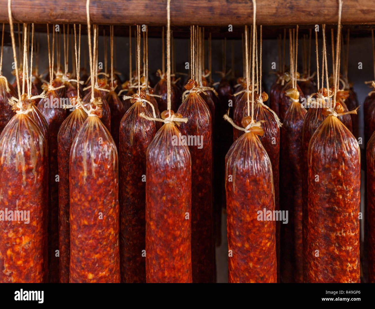 Ligne de production de saucisses. Sur le comptoir de la saucisse pour le fumoir Banque D'Images