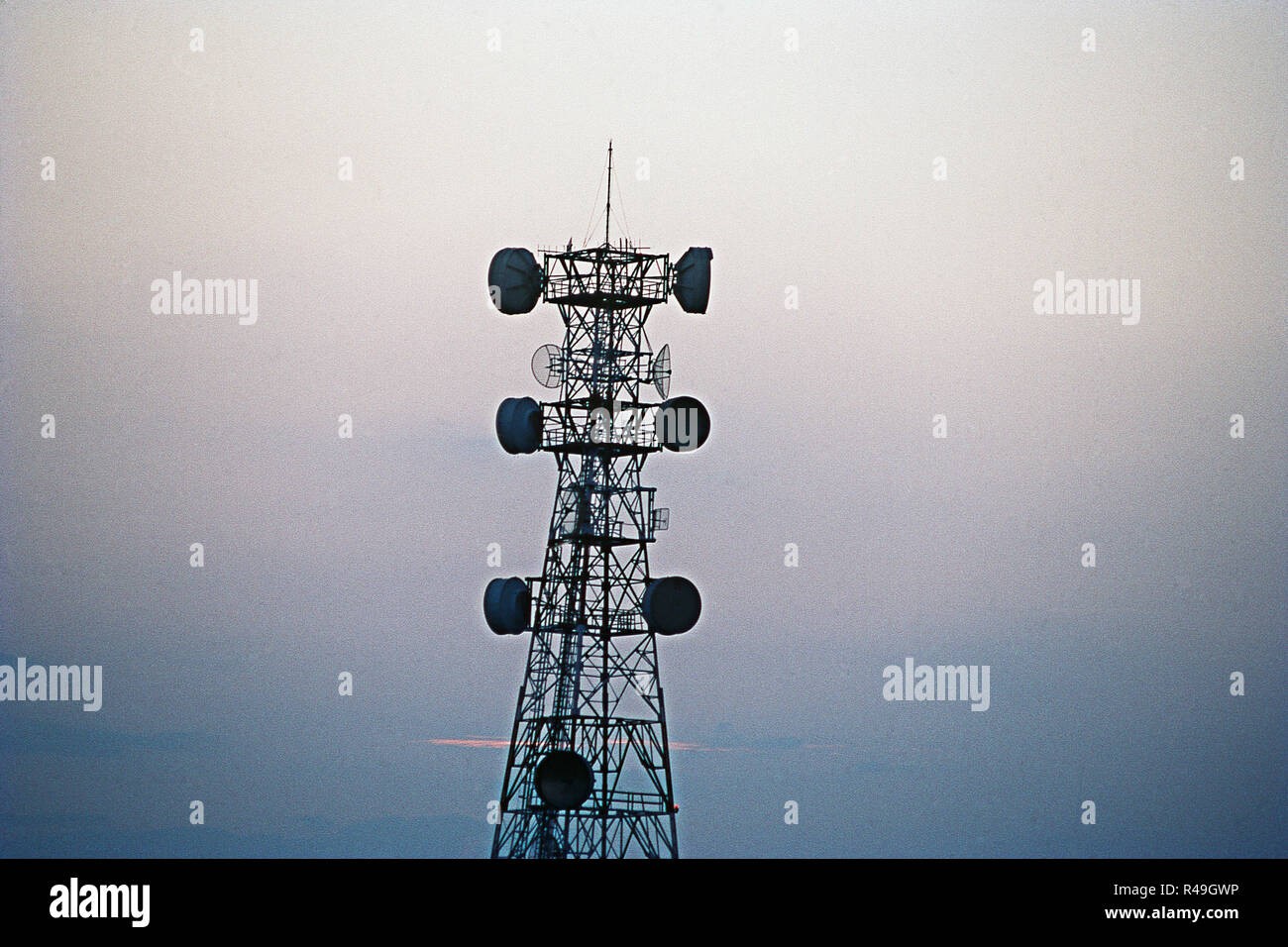 Vue de la tour de communication par micro-ondes à Hyderabad, Andhra Pradesh, Inde, Asie Banque D'Images