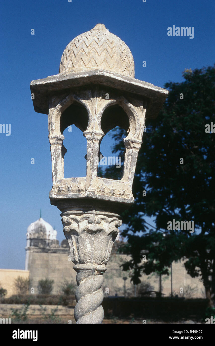 Lampe en pierre à Qutb Shahi Tombs, Hyderabad, Andhra Pradesh, Inde, Asie Banque D'Images