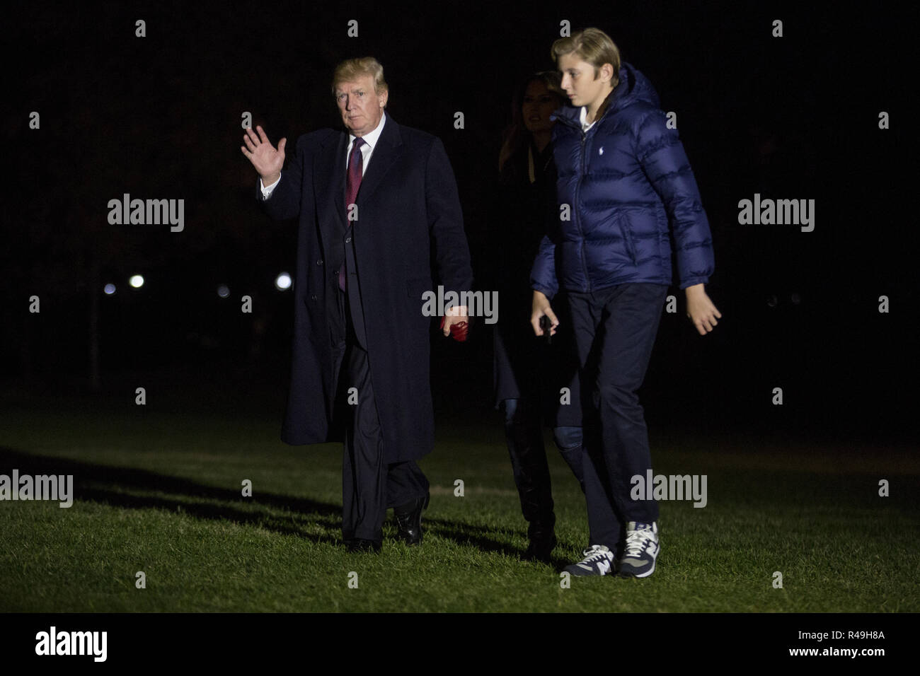 Washington, District de Columbia, Etats-Unis. 25Th Nov, 2018. Le président Donald Trump traverse la pelouse Sud avec la Première Dame Melania Trump et son fils, Barron Trump, après son retour à la Maison Blanche à partir d'un week-end de Thanksgiving vacances au Mar-a-Lago Resort à Palm Beach, en Floride, 25 novembre 2018 à Washington, DC, USA Crédit : Zach Gibson/CNP/ZUMA/Alamy Fil Live News Banque D'Images