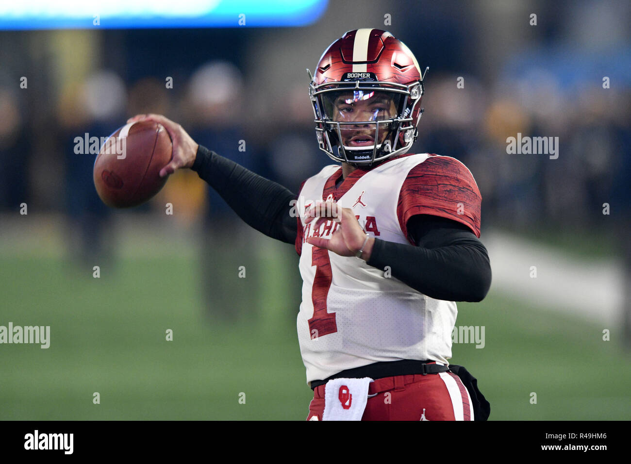 Morgantown, West Virginia, USA. 23 Nov, 2018. Oklahoma Sooners quarterback KYLER MURRAY (1) se réchauffe avant le grand match de football joué à 12 Mountaineer Field de Morgantown, WV. New York beat WVU 59-56 pour trouver une place dans le grand match de championnat 12. Credit : Ken Inness/ZUMA/Alamy Fil Live News Banque D'Images