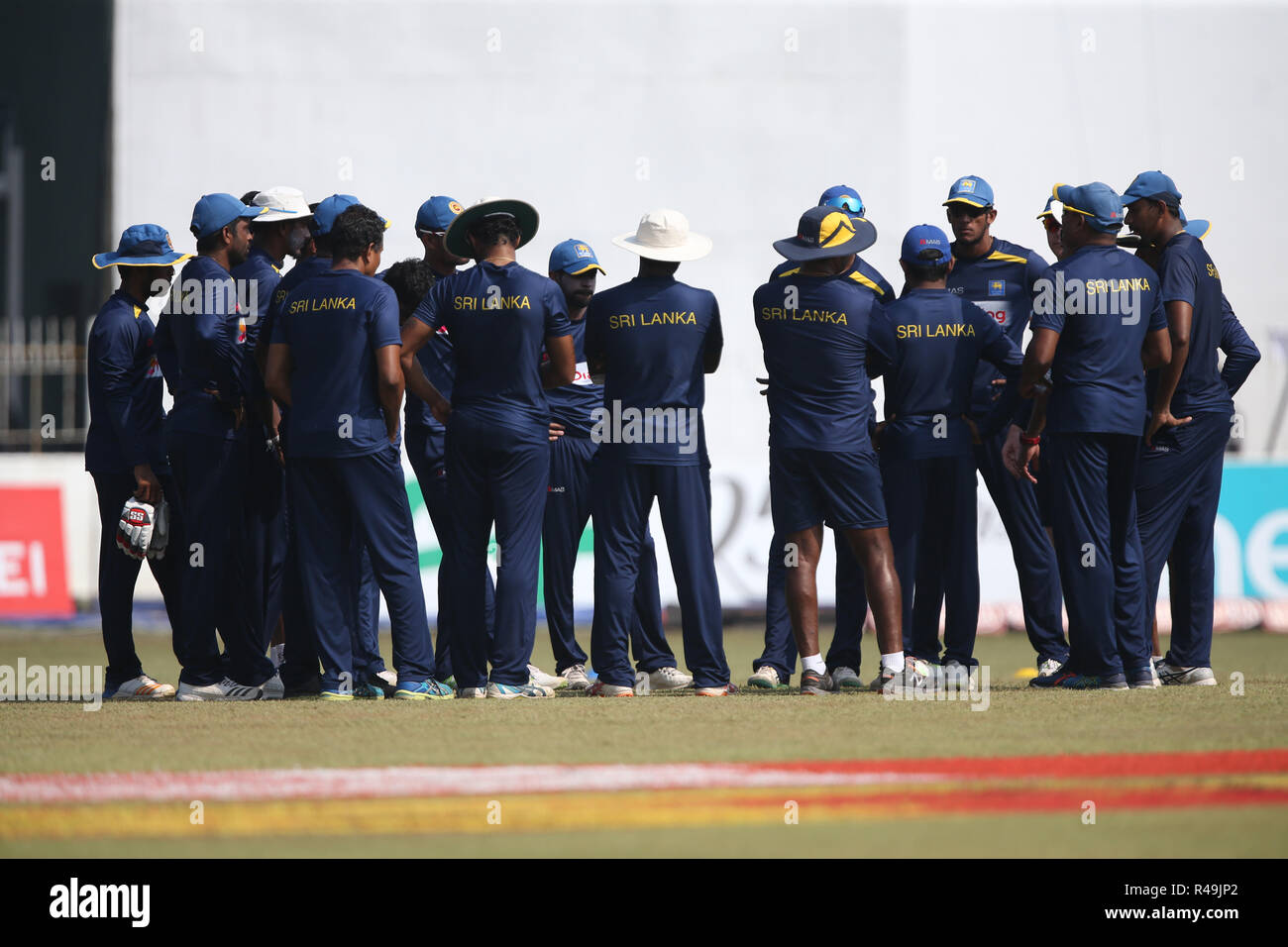 Colombo, Sri Lanka. 26 novembre 2018, Sinhalese Sports Club Sol, Colombo, Sri Lanka ; International Test Cricket, le troisième test, jour 4, Sri Lanka contre l'Angleterre ; le Sri Lanka se sont réunis avant le début de jouer sur le quatrième jour : Action Crédit Plus Sport Images/Alamy Live News Banque D'Images