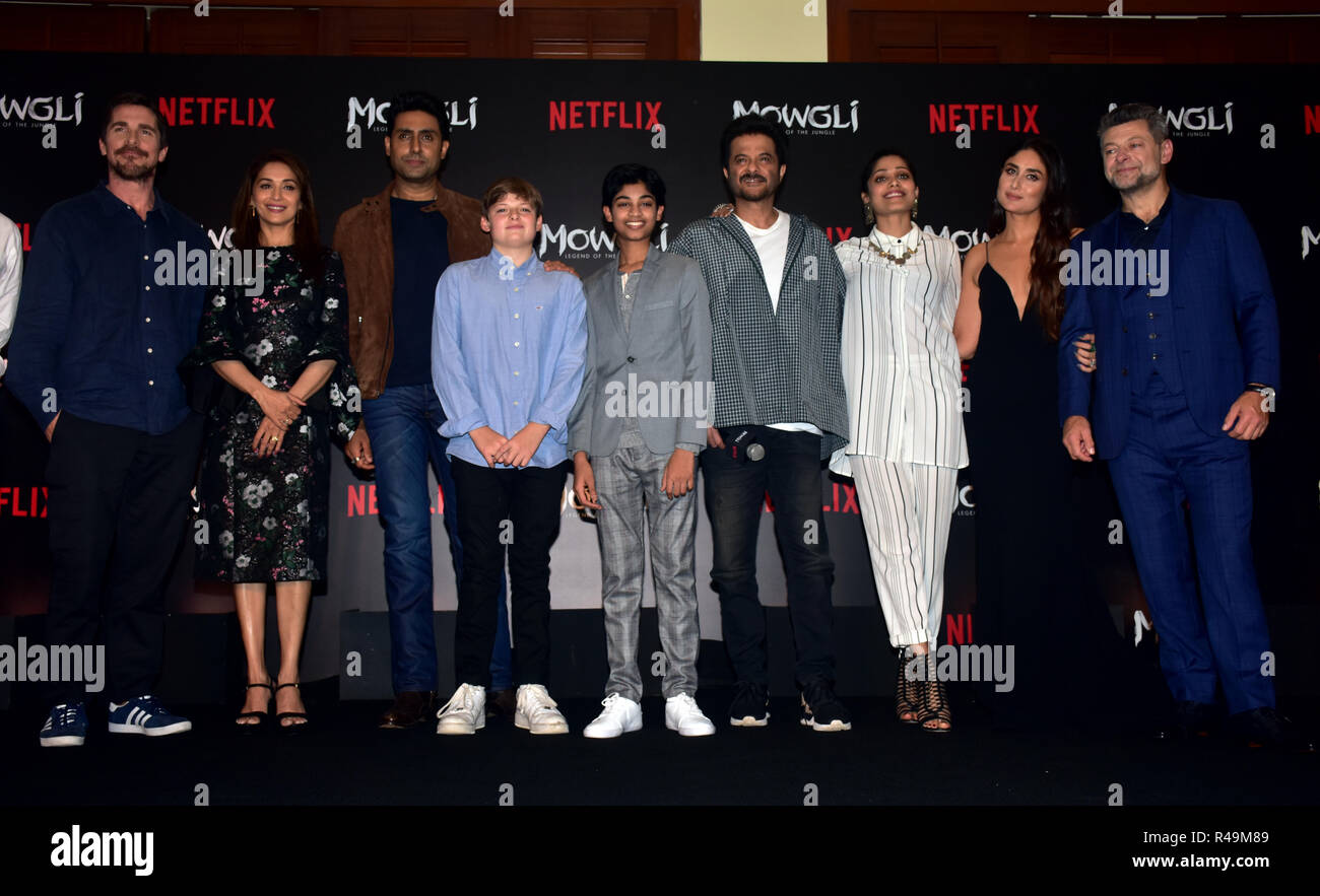 Mumbai, Inde. 25Th Nov, 2018. (L-R) Actrors Christian Bale, Madhuri Dixit, Abhishek Bachchan, Louis Serkis, Rohan Chand, Anil Kapoor, Freida Pinto, Kareena Kapoor Khan avec Andy Serkis présente à la conférence de presse de lancement de la remorque et de l''Mowgli Netflix - Légende de la Jungle' version Hindi à l'hôtel JW Marriott, Juhu à Mumbai. Credit : SOPA/Alamy Images Limited Live News Banque D'Images