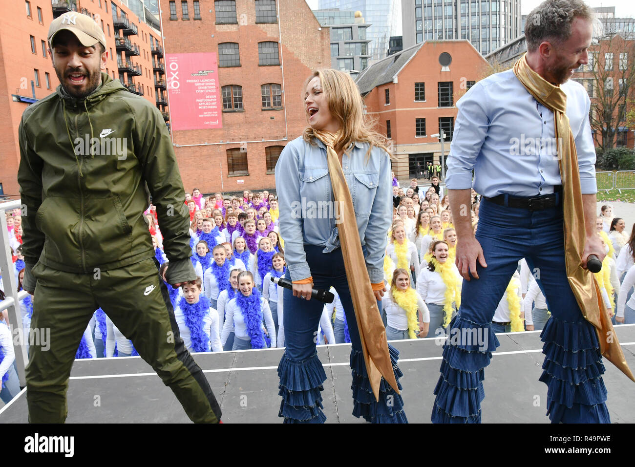 Londres, Royaume-Uni. 26 Nov, 2018. Strictly Come Dancing - James Jordan et Ola la Jordanie et Lucy Bardick est une chorégraphe et jette Cassie Clare et Lukas Hunt inscrivez-vous Mamma Mia ! Here we go again héberge Guinness World Records plus grand disco dance à Londres Waterloo le 26 novembre 2018, Londres, Royaume-Uni : Crédit photo Capital/Alamy Live News Banque D'Images