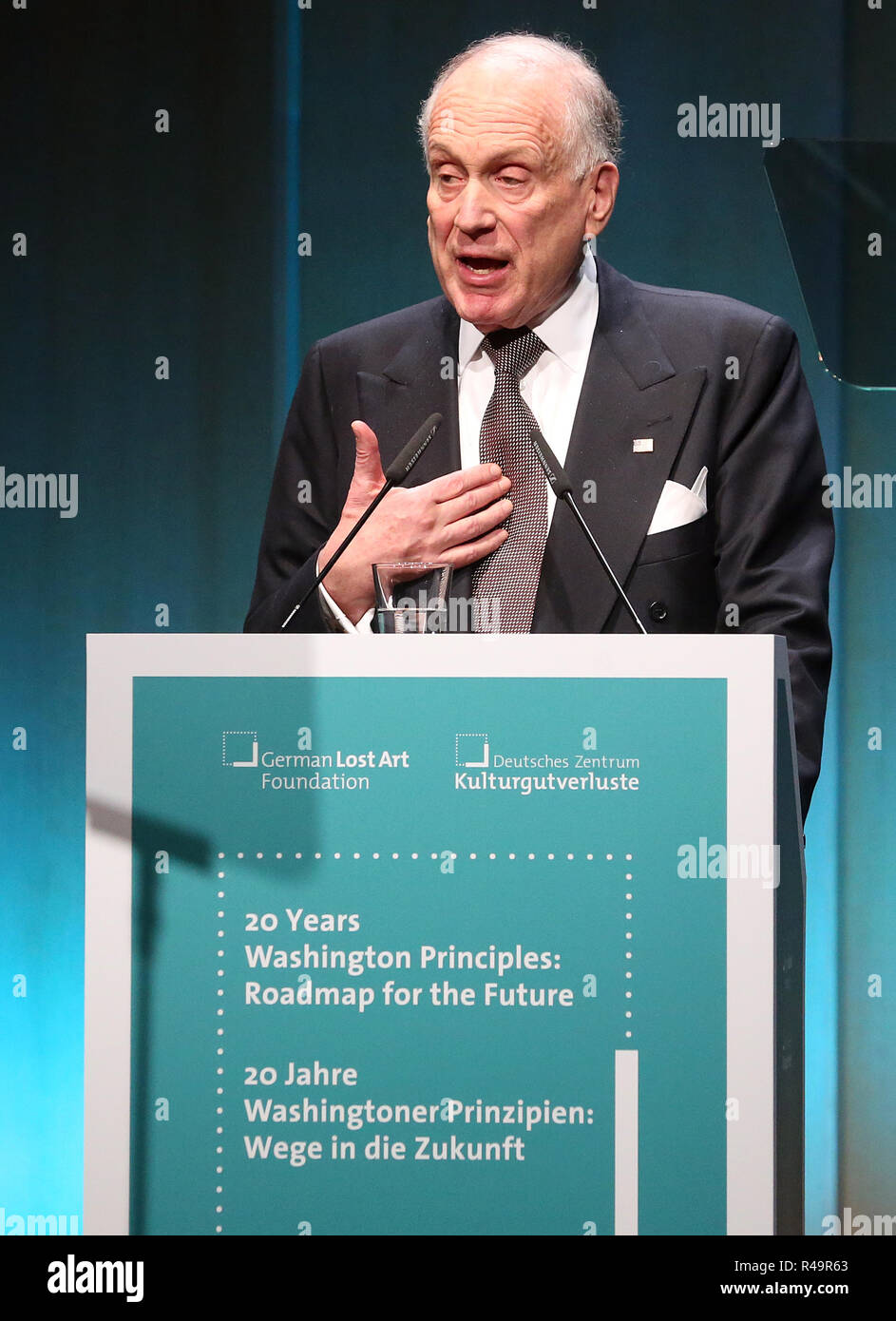 Berlin, Allemagne. 26 Nov, 2018. Ronald Lauder, président du Congrès Juif Mondial, prend part à la Conférence internationale sur l'Art Nazi pillés et prononce un discours. 20 ans après l'adoption de la soi-disant principes de Washington, les experts du monde entier veulent discuter de nouveau la façon de parvenir à des solutions justes et équitables. Credit : Wolfgang Kumm/dpa/Alamy Live News Banque D'Images