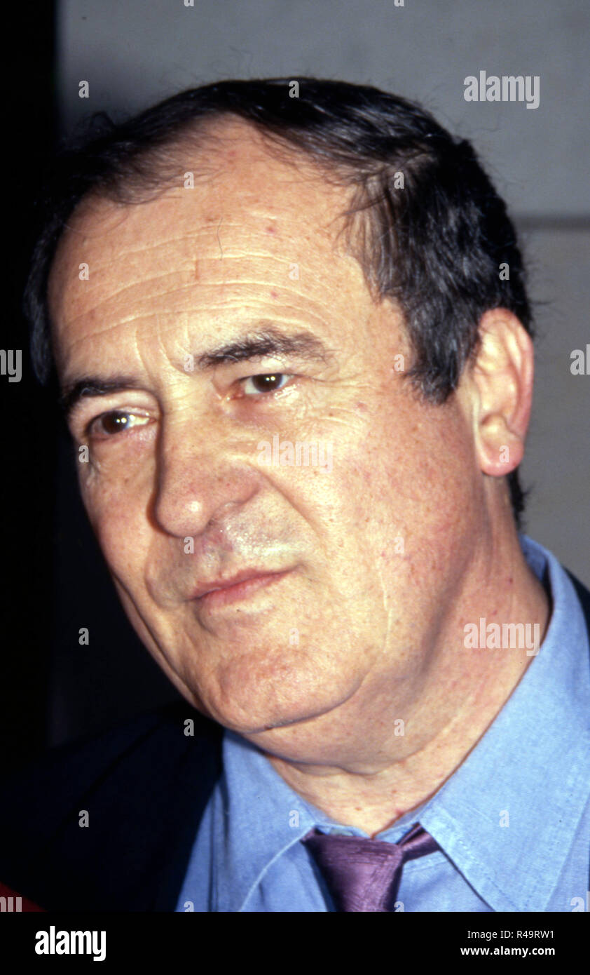 ***PHOTO*** le réalisateur italien Bernardo Bertolucci Bernardo Bertolucci est décédé assiste au "Petit Bouddha" au Walter Reade Theater Le 24 mai 1994 dans la ville de New York. Crédit : Walter McBride/MediaPunch Banque D'Images