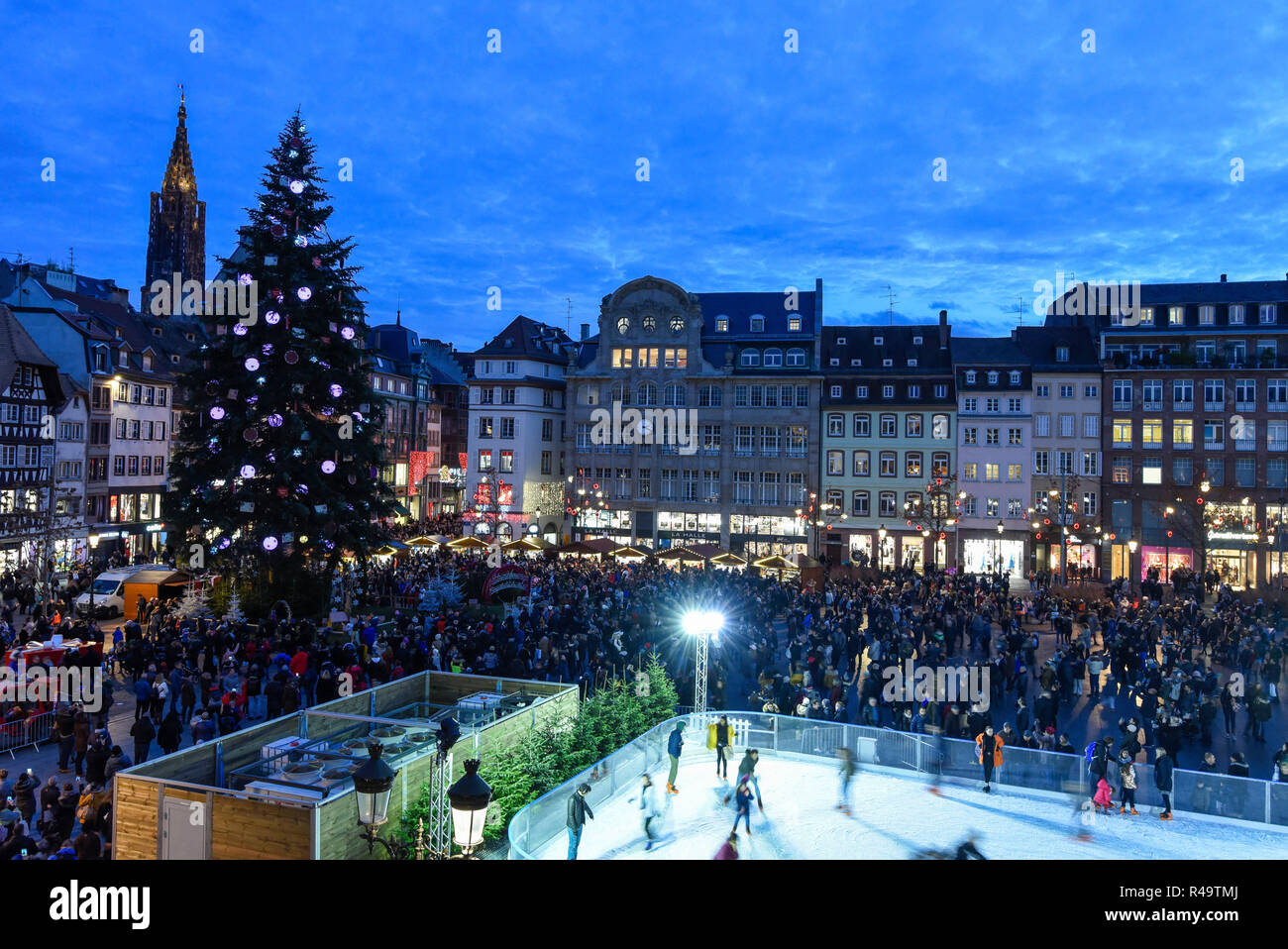 (181126) -- Strasbourg, le 26 novembre 2018 (Xinhua) -- Photo prise le 24 novembre 2018 présente le marché de Noël à Strasbourg, France. Cette année, le marché de Noël de Strasbourg est prévue du 23 novembre au 30 décembre. (Xinhua/Geneviève Engel) Banque D'Images