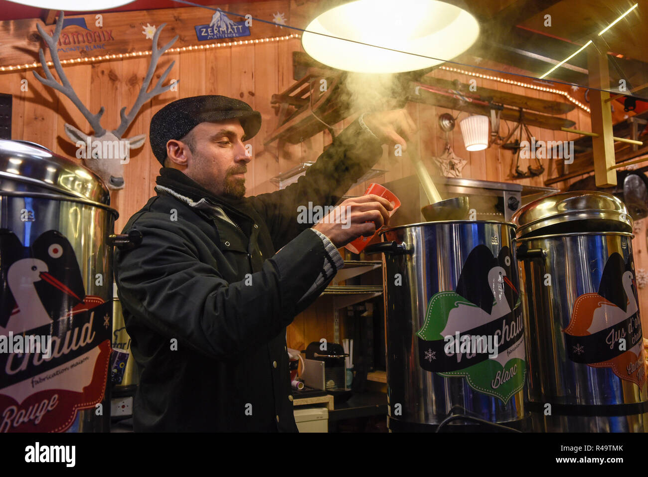 (181126) -- Strasbourg, le 26 novembre 2018 (Xinhua) -- Un vendeur vend du vin chaud au marché de Noël à Strasbourg, France, le 23 novembre 2018. Cette année, le marché de Noël de Strasbourg est prévue du 23 novembre au 30 décembre. (Xinhua/Geneviève Engel) Banque D'Images