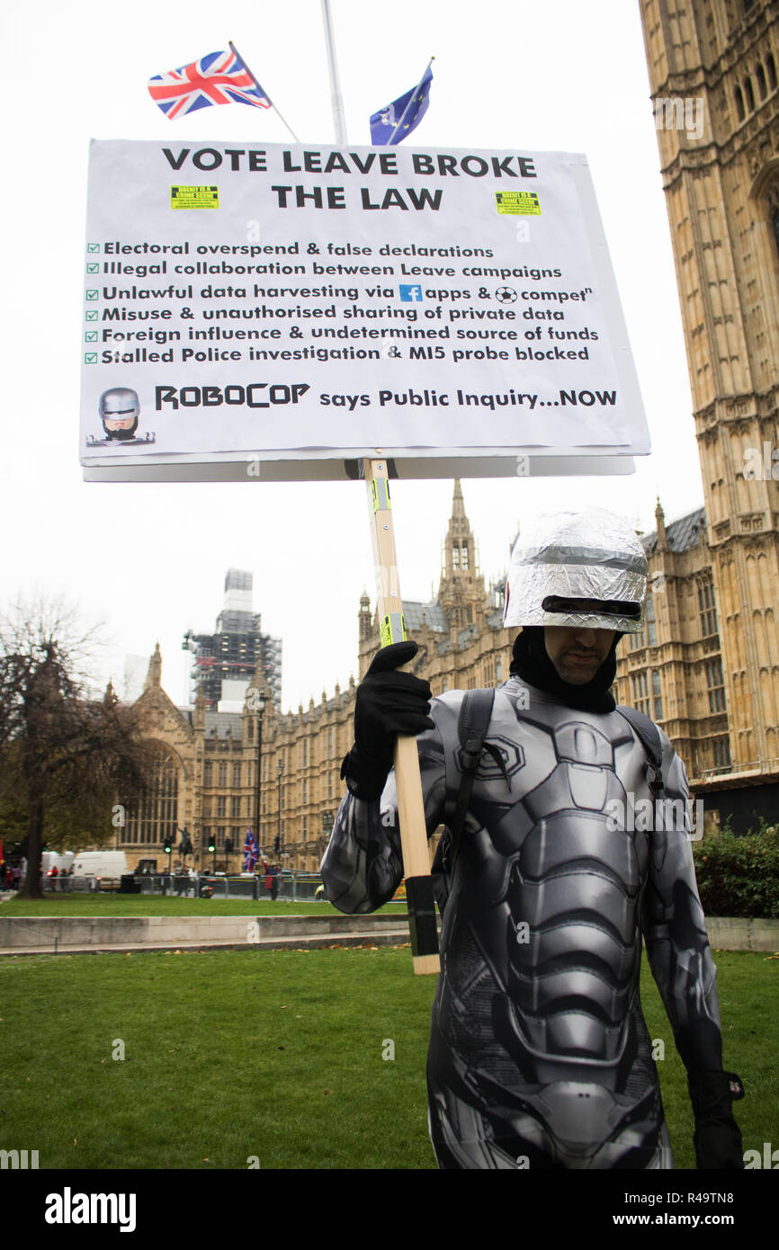 London UK. 26 novembre 2018. Un manifestant Pro European de SODEM Stand de mépris Mouvement Européen habillé en tenue de Robocop à l'extérieur du Parlement en tant que premier ministre Theresa peut se lance dans une campagne de deux semaines de vendre l'affaire Brexit historique qui a été convenu par les dirigeants européens à Bruxelles Crédit : amer ghazzal/Alamy Live News Banque D'Images