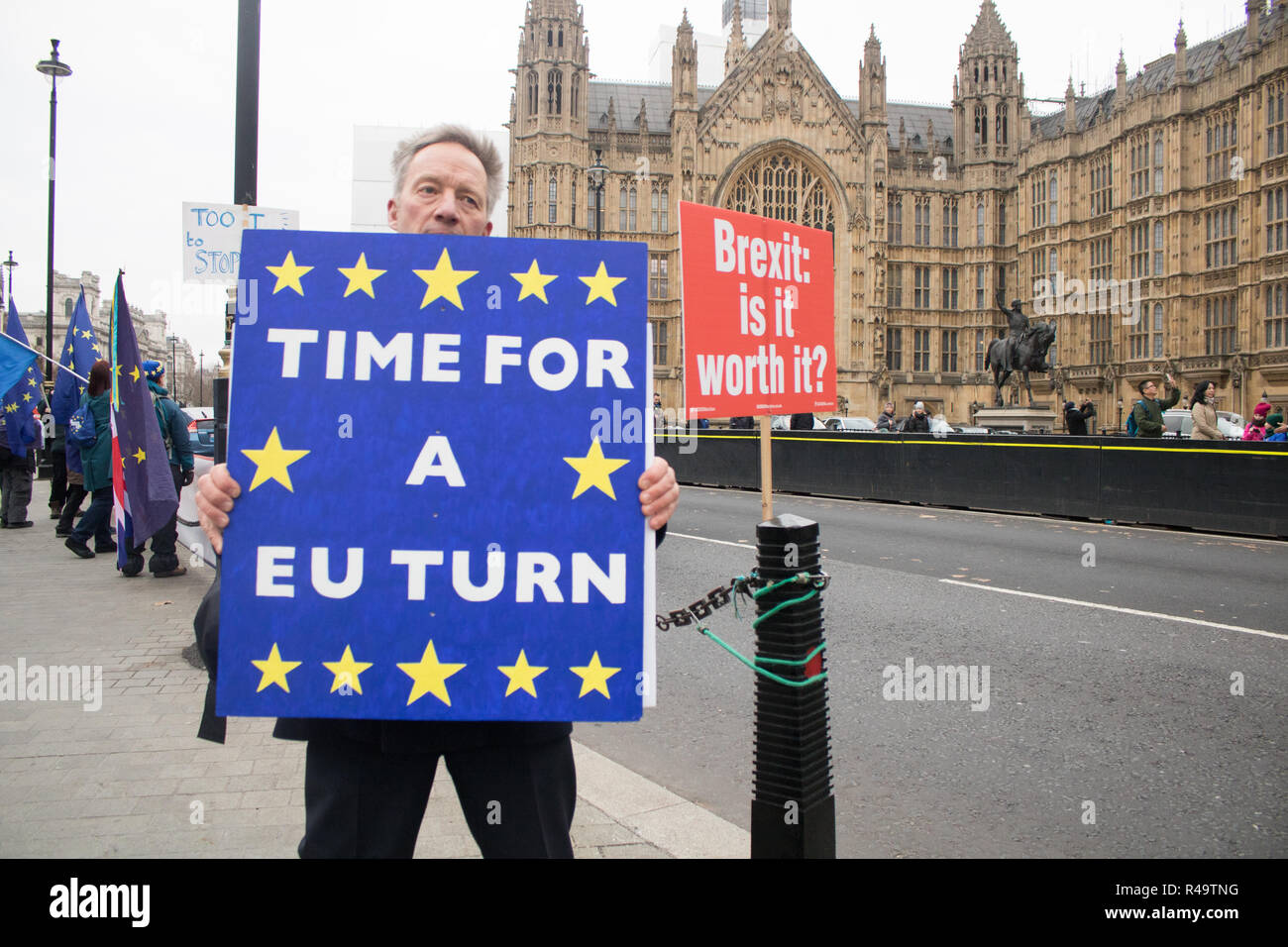 London UK. 26 novembre 2018. Pro European protestataires de SODEM Stand de mépris Mouvement Européen poursuivre leur campagne à l'extérieur du Parlement en tant que Premier ministre demandant un deuxième référendum et un vote du peuple comme Theresa peut se lance dans une campagne de deux semaines de vendre l'affaire Brexit historique qui a été convenu par les dirigeants européens à Bruxelles Crédit : amer ghazzal/Alamy Live News Banque D'Images