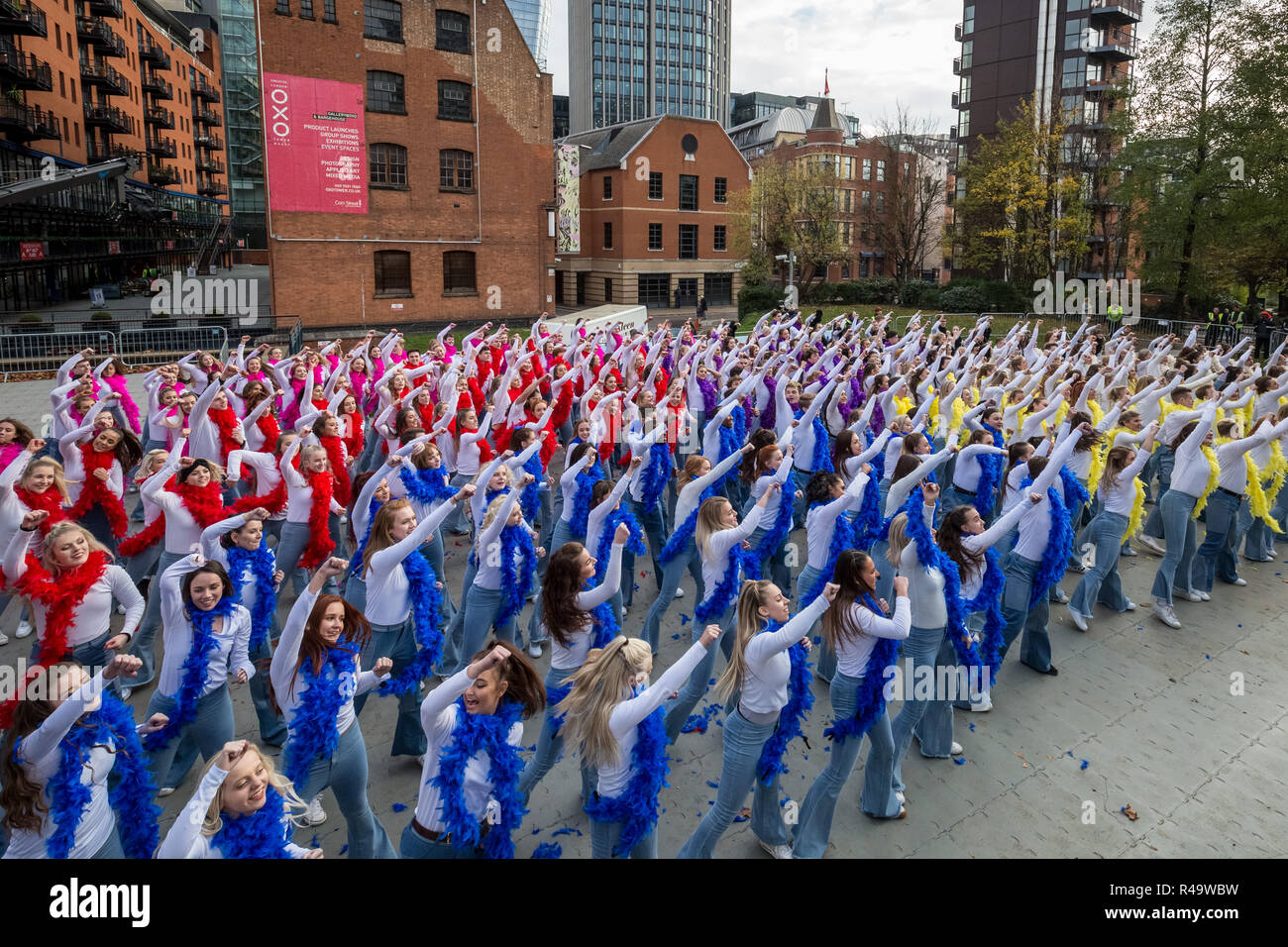 Londres, Royaume-Uni. 26Th Nov 2018. 324 danseurs dans Mamma Mia ! Ici nous allons encore tenues d'inspiration briser le plus grand disco dance record. Crédit : Guy Josse/Alamy Live News Banque D'Images
