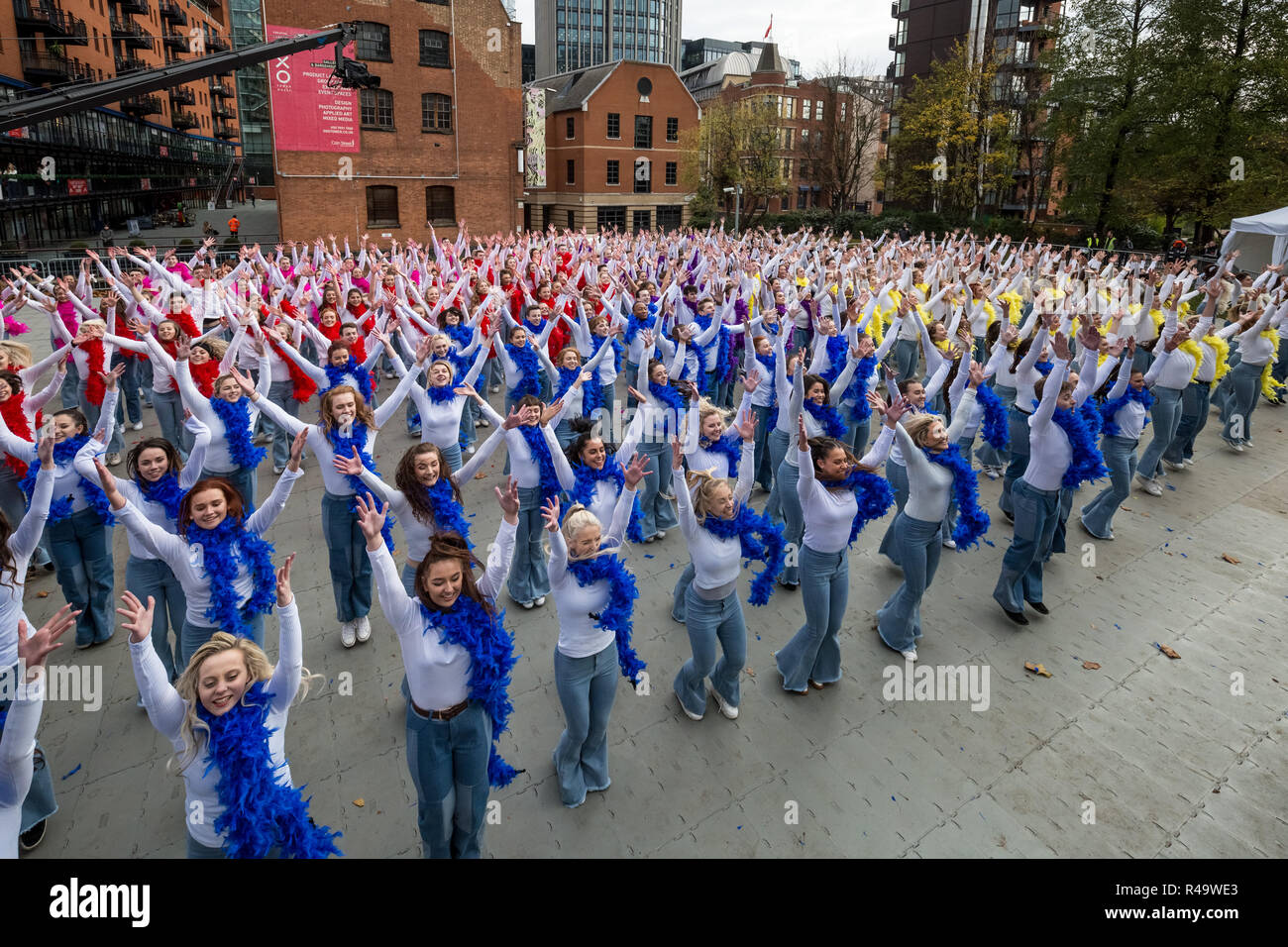 Londres, Royaume-Uni. 26Th Nov 2018. 324 danseurs dans Mamma Mia ! Ici nous allons encore tenues d'inspiration briser le plus grand disco dance record. Crédit : Guy Josse/Alamy Live News Banque D'Images