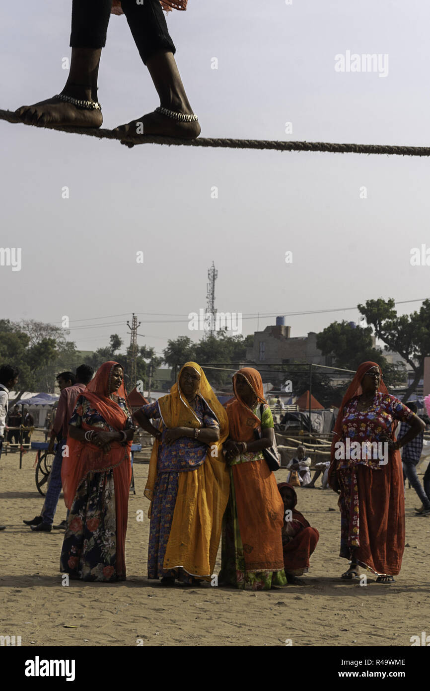 La ville d'Ajmer, Rajasthan, Inde. 7 juillet, 2018. Les Gitans indiens sont vus au cours de la foire de chameau.Tenue chaque année en novembre au moment de la pleine lune de Kartik Purnima, Pushkar Camel Fair est une des plus expériences de voyages, un spectacle sur une échelle épique, attirant des milliers de chameaux et visité par des milliers de personnes au cours d'une période d'environ 14 jours. Credit : Enzo Tomasiello SOPA/Images/ZUMA/Alamy Fil Live News Banque D'Images