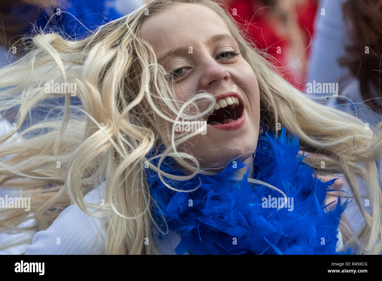 Londres, Royaume-Uni. 26Th Nov 2018. 324 danseurs dans Mamma Mia ! Ici nous allons encore tenues d'inspiration briser le plus grand disco dance record. Crédit : Guy Josse/Alamy Live News Banque D'Images