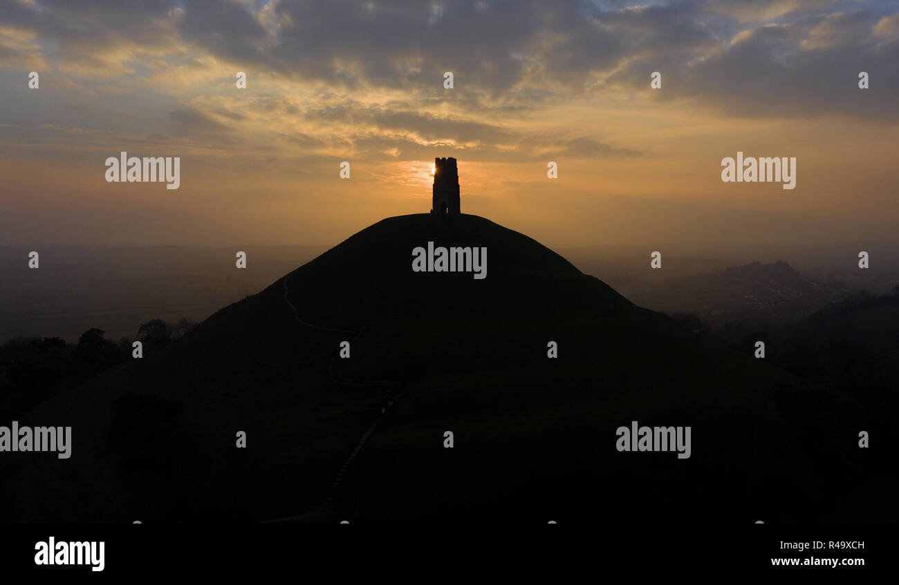 Tor de Glastonbury, Somerset, Royaume-Uni. 26 novembre, 2018. Le soleil se couche sur la Tor de Glastonbury dans le comté anglais de Somerset, surmontée par les personnes sans-abri, St Michael's Tower, un bâtiment classé. L'ensemble du site est géré par le National Trust, qui a été désignée monument prévue. La colline conique de l'argile et Blue Lias s'élève du Somerset Levels. Le Tor est mentionné dans la mythologie celtique, en particulier dans les mythes liés au roi Arthur, et a un certain nombre d'autres associations spirituelles et mythologiques durable Crédit : David Bagnall/Alamy Live News Banque D'Images