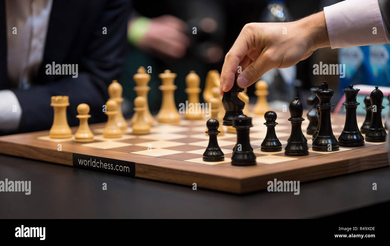 Londres, Royaume-Uni. 26 novembre 2018. Magnus Carlsen de Norvège joue une mesure contre Fabiano Caruana des Etats-Unis dans le 12ème match de la World Chess Championship qui aura lieu au Collège de Holborn. Le 12 match match est en ce moment à égalité après 11 tirages. Crédit : Stephen Chung / Alamy Live News Banque D'Images