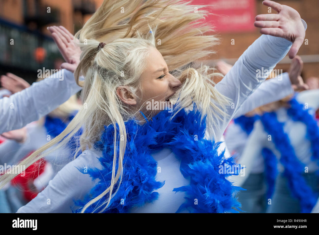 Londres, Royaume-Uni. 26Th Nov 2018. 324 danseurs dans Mamma Mia ! Ici nous allons encore tenues d'inspiration briser le plus grand disco dance record. Crédit : Guy Josse/Alamy Live News Banque D'Images