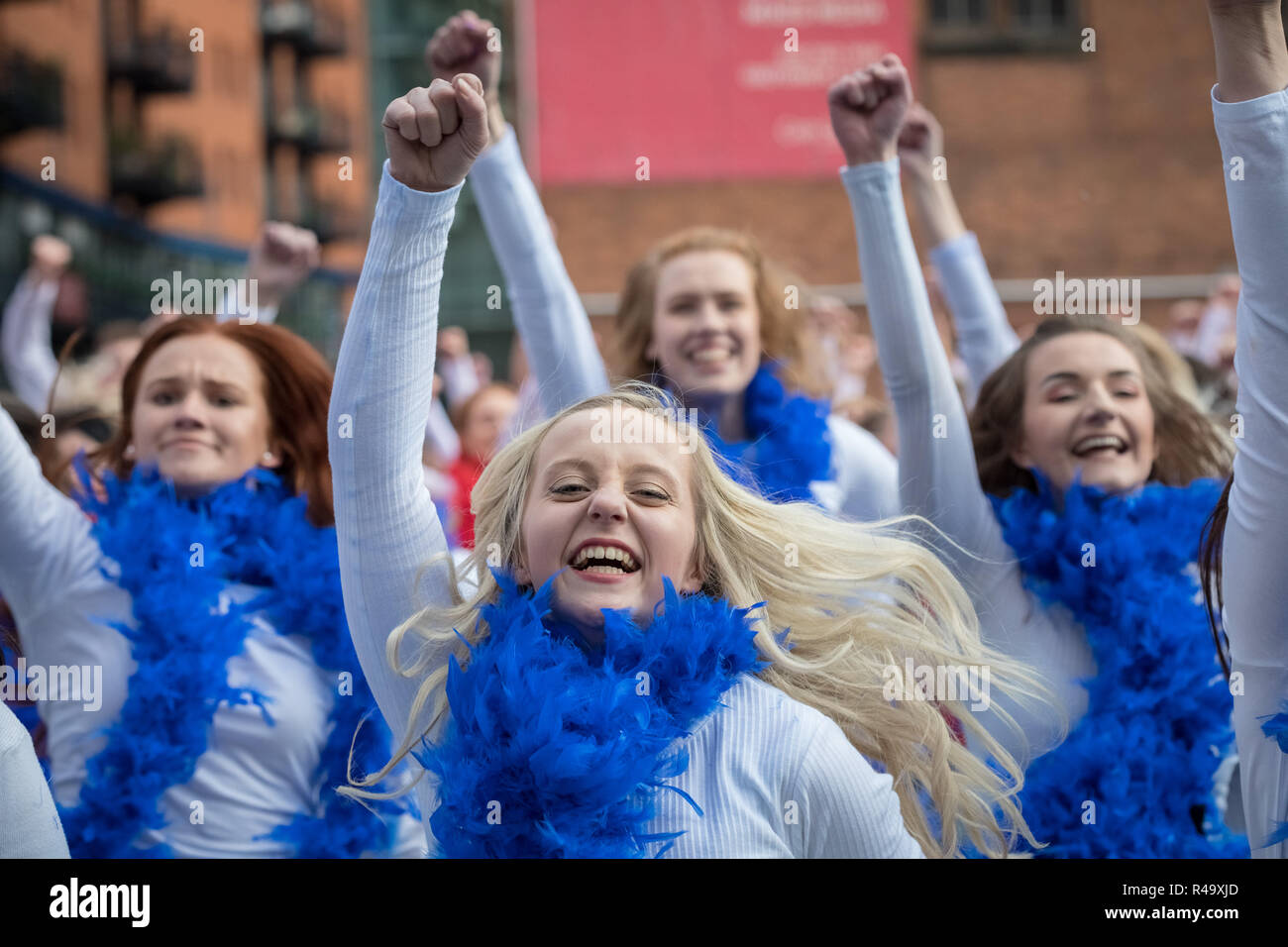 Londres, Royaume-Uni. 26Th Nov 2018. 324 danseurs dans Mamma Mia ! Ici nous allons encore tenues d'inspiration briser le plus grand disco dance record. Crédit : Guy Josse/Alamy Live News Banque D'Images