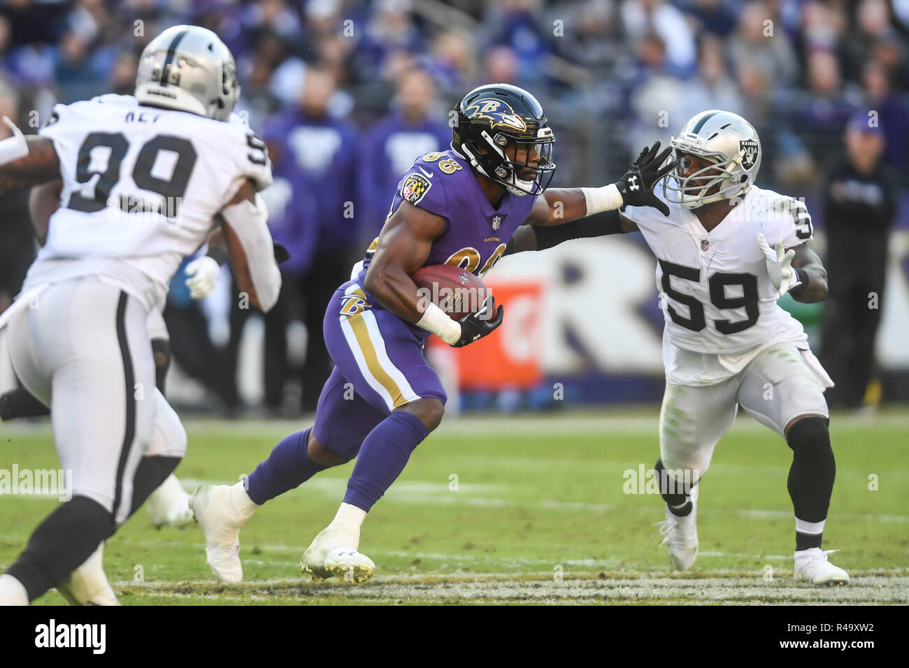 Baltimore, Maryland, USA. 26 janvier, 2016. TY MONTGOMERY (88) bras raide TAHIR WHITEHEAD (59) au cours de la partie tenue à M & T Bank Stadium à Baltimore, Maryland. Credit : Amy Sanderson/ZUMA/Alamy Fil Live News Banque D'Images