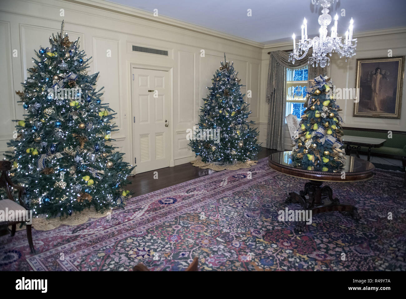 26 novembre 2018 - Washington, District of Columbia, États-Unis - La Maison Blanche 2018 décorations de Noël, avec le thème ''trésors'' qui ont été personnellement choisi par la première dame Melania Trump, sont prévues pour la presse à Washington, DC le lundi 26 novembre 2018. Il s'agit d'une large vue de la salle Vermeil montrant les arbres de Noël et le portrait de l'ancienne première dame Jacqueline Bouvier Kennedy. .Credit : Ron Sachs / CNP (Image Crédit : © Ron Sachs/CNP via Zuma sur le fil) Banque D'Images