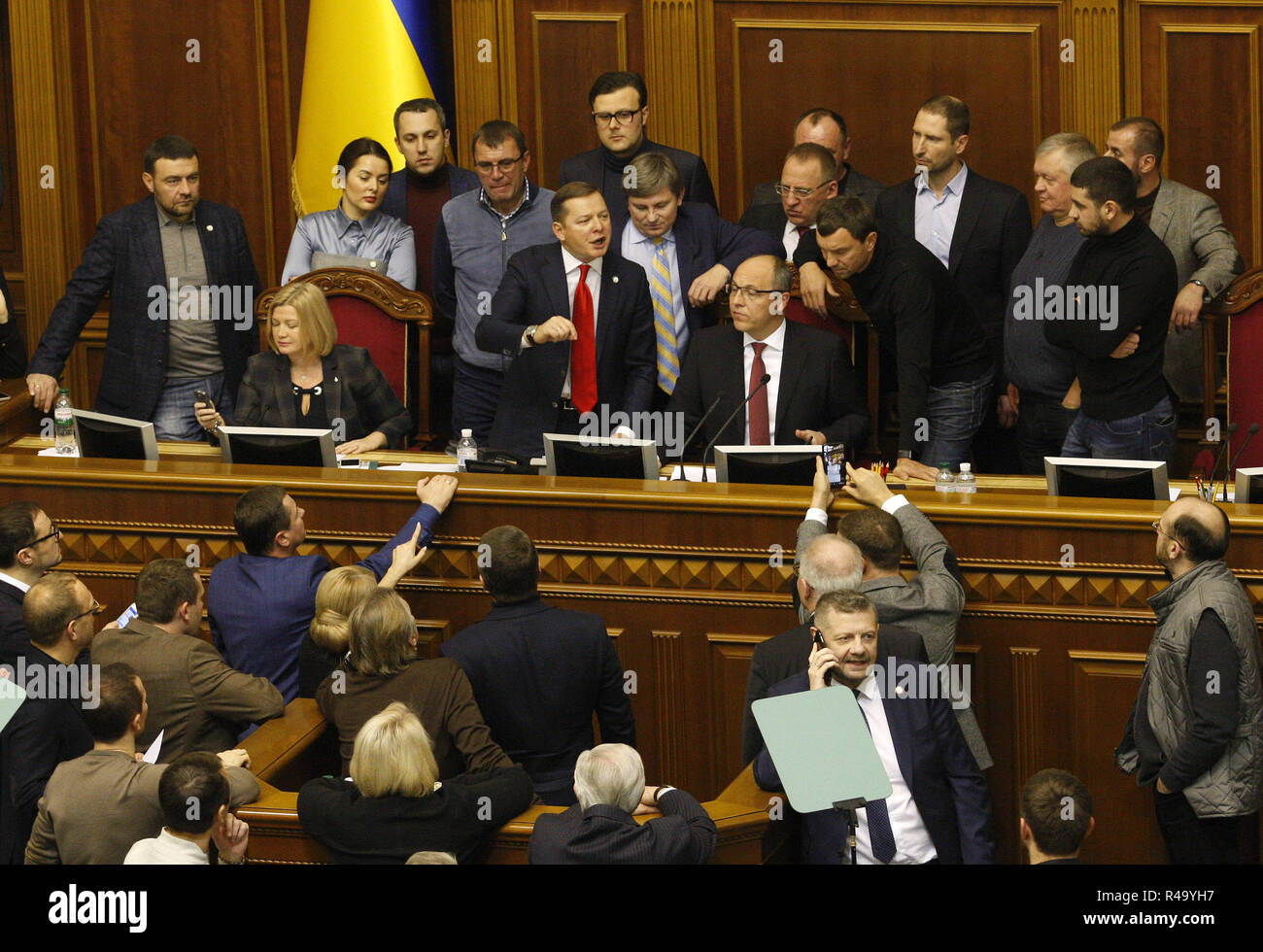 Kiev, Ukraine. 26 Nov, 2018. Chef du Parti Radical LYACHKO OLEH (C) avec les législateurs de son parti bloque la tribune lors d'une session du parlement d'examiner une proposition du Président ukrainien Porochenko pour introduire la loi martiale pendant 60 jours après que la Russie a saisi l'Ukrainien des navires au large des côtes de la Russie-annexé la Crimée. Trois navires de la marine ukrainienne ont été capturés par les forces spéciales russes après qu'ils ont essayé de faire un blocus russe du détroit de Kertch dans la mer d'Azov, dans la mer Noire. Crédit : Serg Glovny/ZUMA/Alamy Fil Live News Banque D'Images