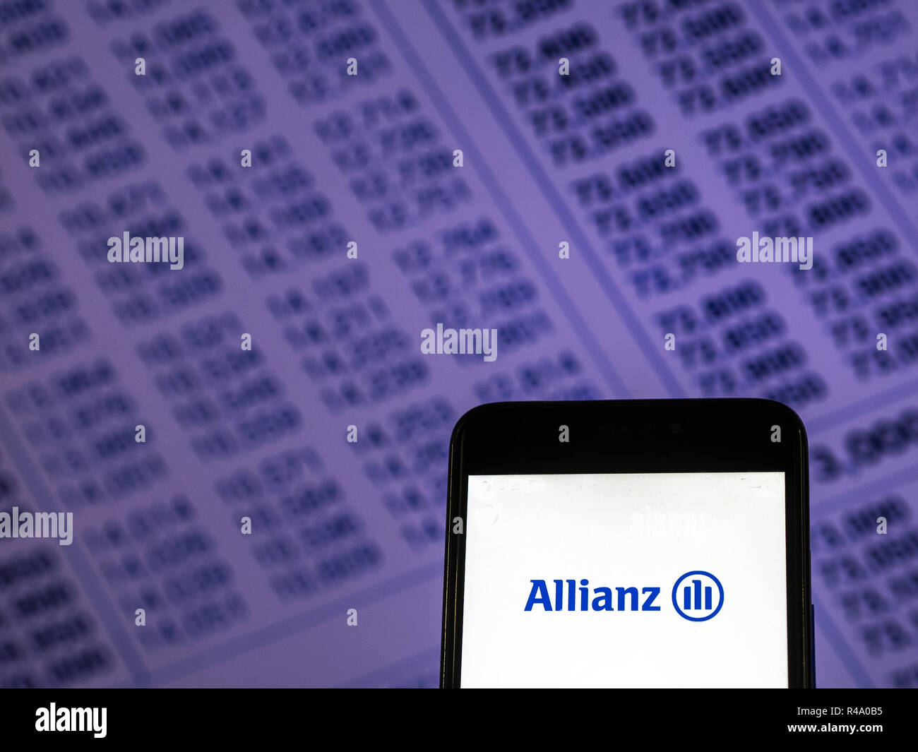 Kiev, Ukraine. 26 Nov, 2018. Services financiers Allianz SE logo de l'entreprise vu affichée sur téléphone intelligent. Crédit : Igor Golovniov SOPA/Images/ZUMA/Alamy Fil Live News Banque D'Images