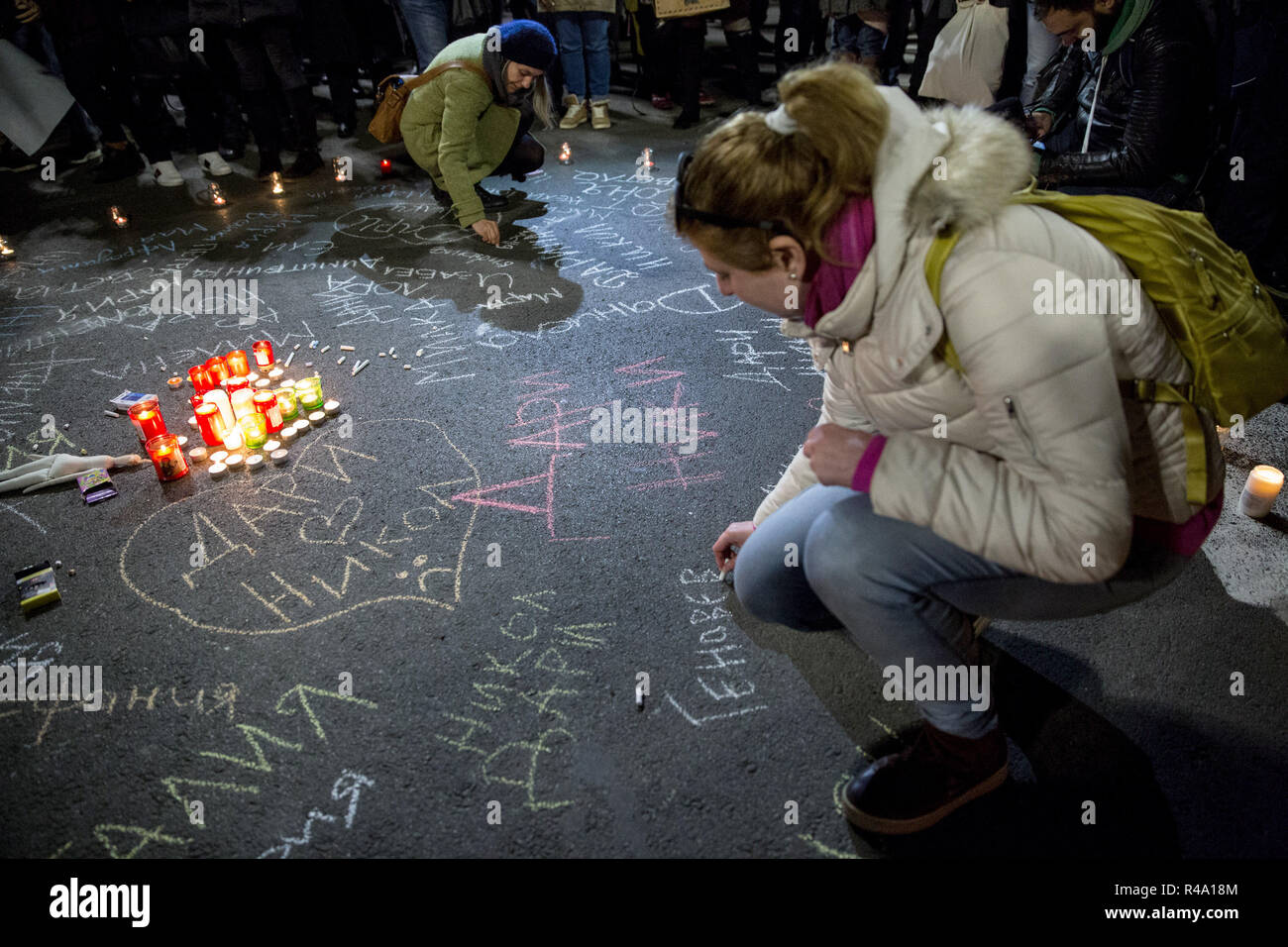 Sofia, Bulgarie. 26 Nov, 2018. Les Bulgares sont vu les bougies d'éclairage lors de l'écriture de noms des victimes de violence au cours de la Journée internationale pour l'élimination de la violence contre les femmes.Le Gouvernement bulgare a jusqu'à présent refusé de ratifier le Conseil de l'Europe Convention d'Istanbul qui vise à prévenir et combattre la violence contre les femmes et la violence domestique. Un tiers des citoyens bulgares' déclarent être victimes de violence fondée sur le genre ou au moins une fois dans leur vie, selon l'Étude nationale sur la violence domestique et en Bulgarie, les signes lire, Banque D'Images