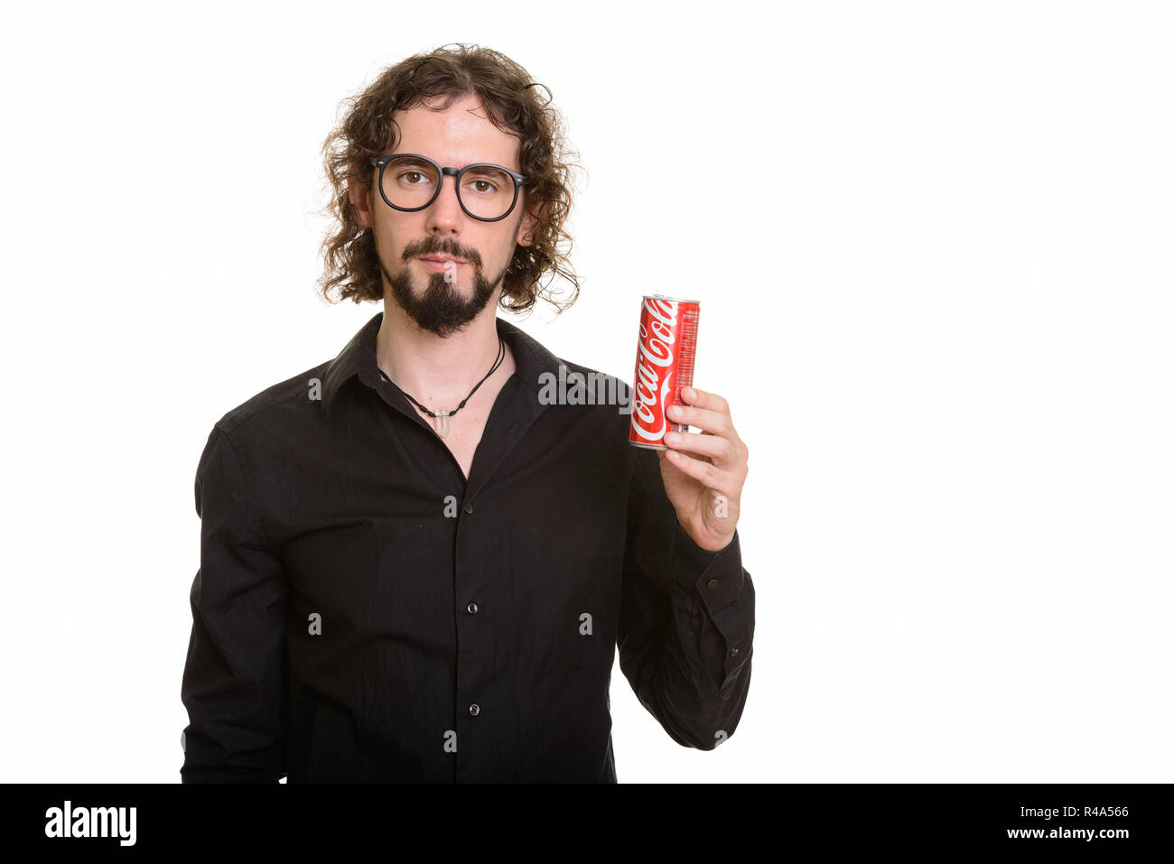 BANGKOK, THAÏLANDE - 19 décembre 2016 - Man holding peut Coke faite par la société Coca-Cola rédaction illustration tourné sans édition contre fond blanc avec des flashs de studio Banque D'Images