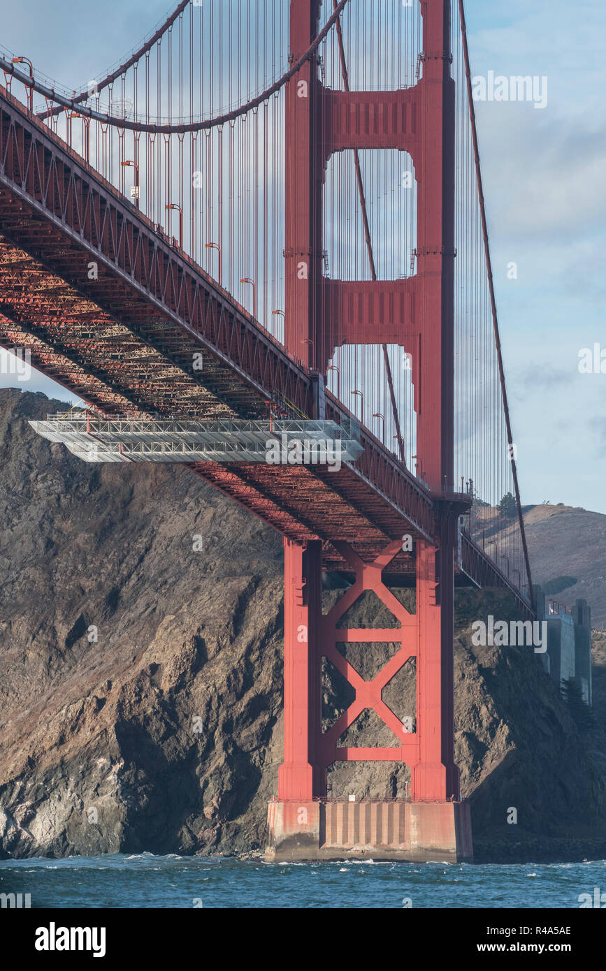 Le célèbre golden gate bridge photographié sous un angle différent, d'en bas  dans la baie de San Francisco à partir d'un bateau Photo Stock - Alamy