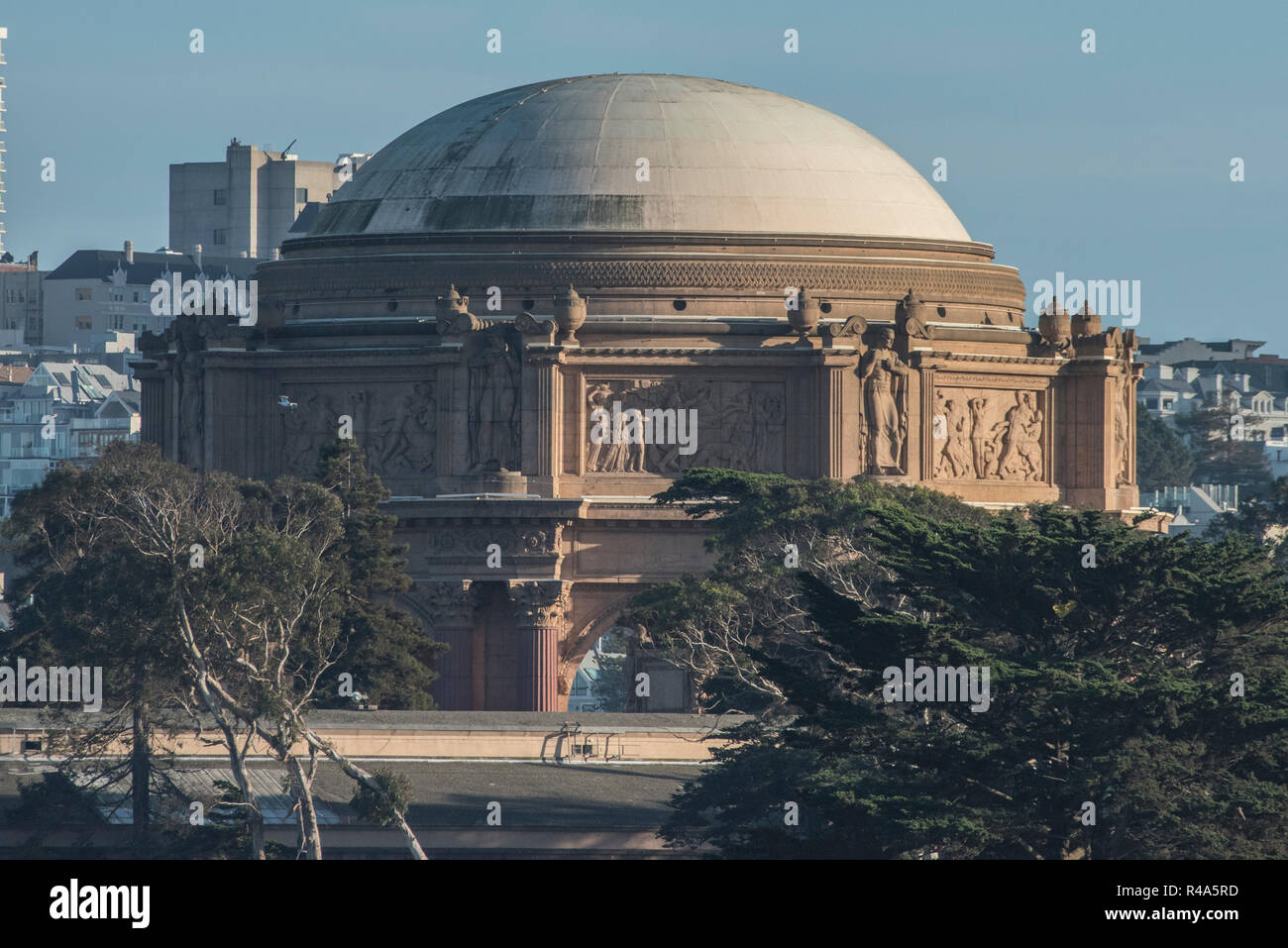 Le palace of fine arts Theatre à San Francisco vu depuis le détroit du Golden Gate à partir d'un bateau. Banque D'Images