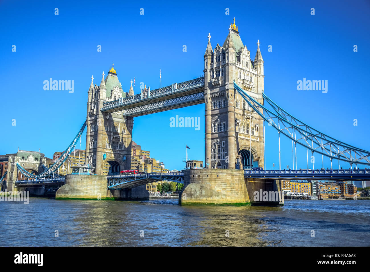 tower-bridge-c-l-bre-tablissement-embl-matique-de-londres-traverse