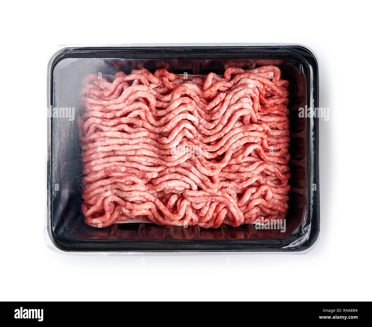 Bac en plastique avec de la viande hachée de porc fraîche sur fond blanc. La conception d'emballages pour des maquettes. Banque D'Images