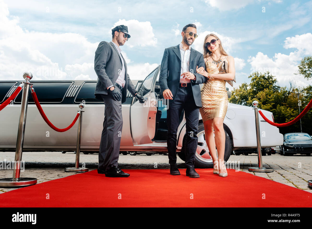 Couple arrivant avec tapis rouge marche limousine Photo Stock - Alamy