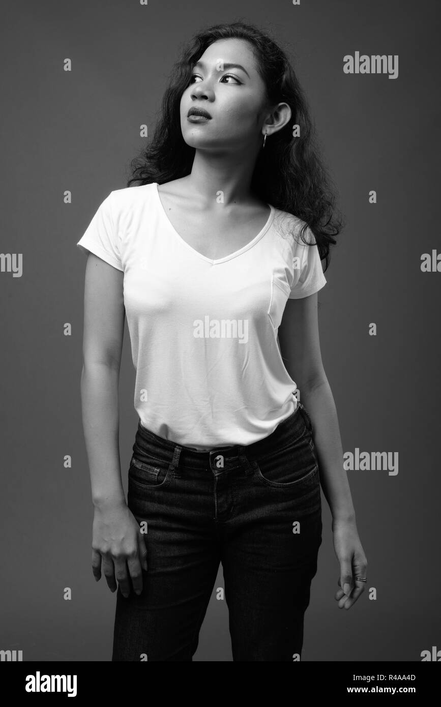Belle jeune femme asiatique studio portrait en noir et blanc Banque D'Images
