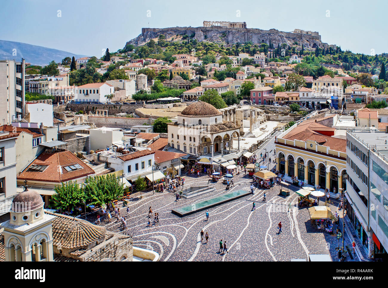 Partie de la vieille ville d'Athènes. La place Monastiraki et l'Acropole. Banque D'Images